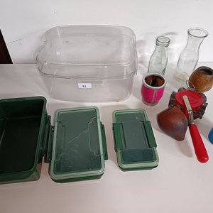 Lote siguiente: Recipientes Plásticos, Botellas de Vidrio y Utensilios de Cocina