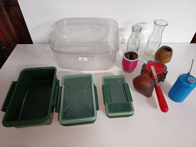 Recipientes Plásticos, Botellas de Vidrio y Utensilios de Cocina