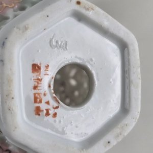 Lote de 6 jarrones decorativos de cerámica y porcelana con diseños florales y detalles dorados - imagen 5