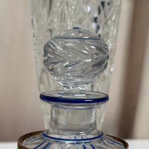 Juego de Cristal Tallado: Florero y Cuenco con Detalles Metálicos - imagen 3
