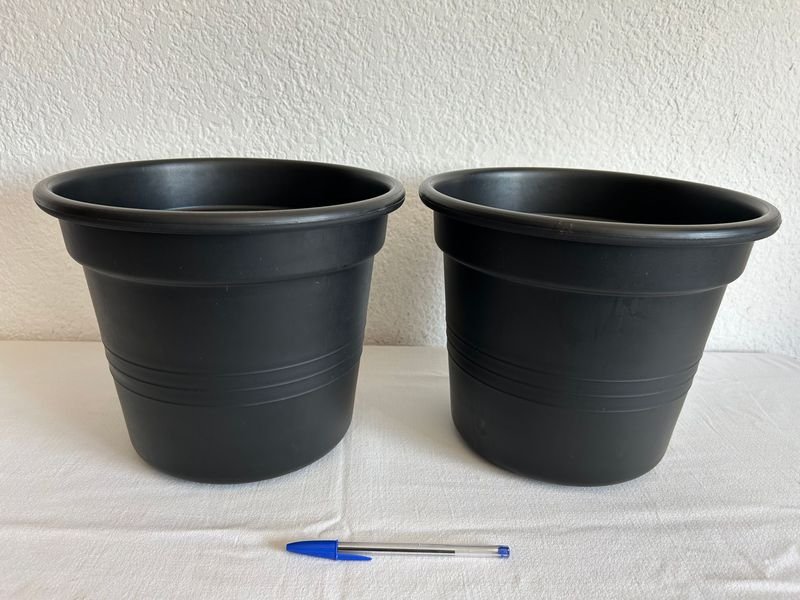 Lote anterior: Macetas negras nuevas y útiles