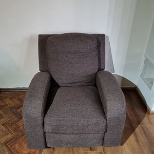 Lote siguiente: Sillón Reclinable Tapizado en Tela Parda con Apoyapiés Extensible