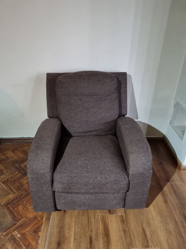 Sillón Reclinable Tapizado en Tela Parda con Apoyapiés Extensible