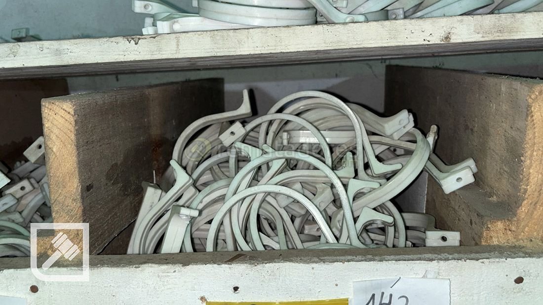 Lote de Soportes Plásticos Blancos para Tuberías