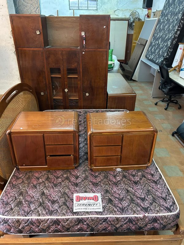 Muebles de madera: placard, cómoda y mesa de luz