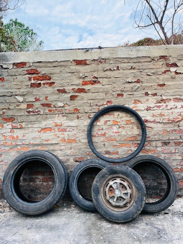 Lote de 3 Cubiertas: 2 para Auto y 1 para Moto con Llanta - imagen 1