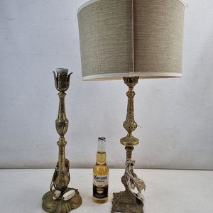 Lote siguiente: Par de Veladores Antiguos de Metal con Pantalla Textil Beige