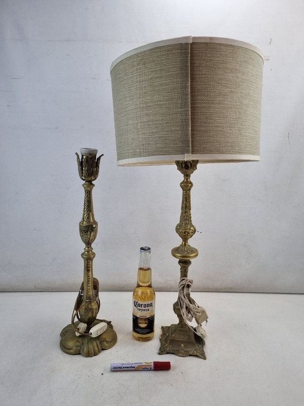 Par de Veladores Antiguos de Metal con Pantalla Textil Beige