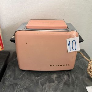 Lote siguiente: Tostadora Eléctrica National Retro Rosa con Caja Original