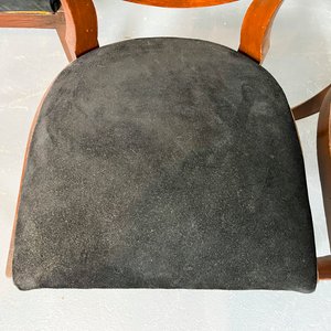 Juego de 4 Sillas Estilo Inglés Modernas Tapizadas en Pana y Cuero Negro con Tachas de Bronce - imagen 3