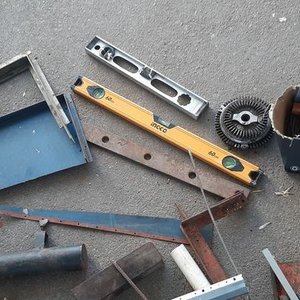 Cajón con Herramientas Varias: Niveles, Tuercas, Hierros y Más - imagen 2
