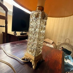 Lámpara de Mesa Antigua con Base de Bronce y Vidrio Labrado - imagen 3