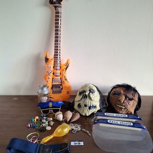 Lote de Cotillón: Máscaras de Terror, Guitarra Inflable, Trompos de Madera y Más - imagen 1