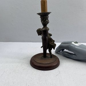 Portavelas de Bronce con Querubín y Base de Madera - imagen 4