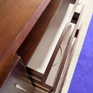 Cómoda Minibar Laqueada con 3 Cajones y Espacio Frigorífico - imagen 3