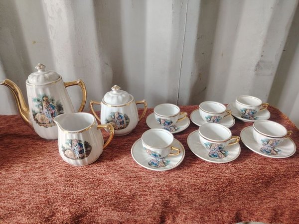 Juego de Café Vintage con Escenas Románticas y Bordes Dorados - imagen 1