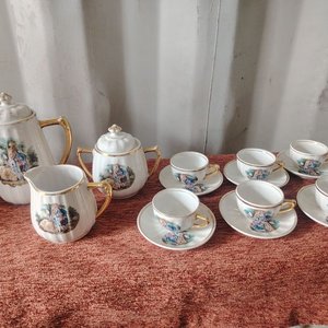 Juego de Café Vintage con Escenas Románticas y Bordes Dorados - imagen 1