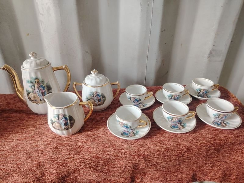 Juego de Café Vintage con Escenas Románticas y Bordes Dorados