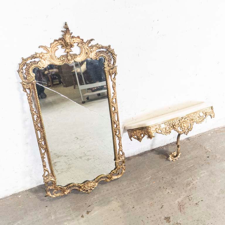Lote siguiente: Dressoire con espejo y detalles en metal dorado