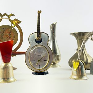 Lote de 9 piezas: Reloj de sobremesa, floreros metálicos, espada decorativa y más - imagen 5