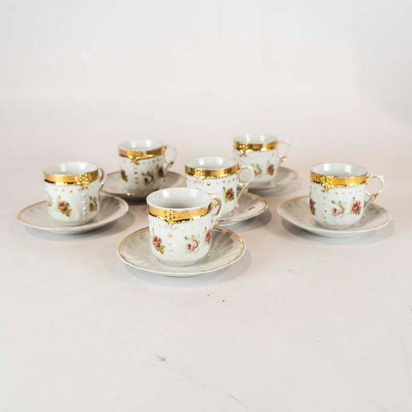 Lote siguiente: Porcelana de 12 piezas - Medidas: 14 y 7cm