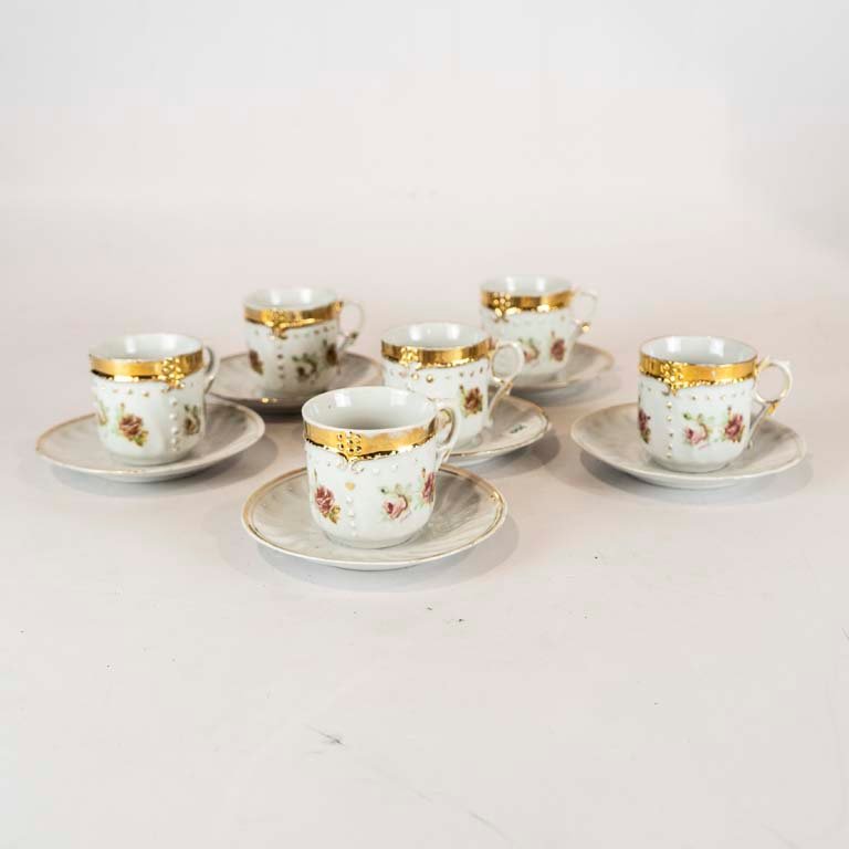 Lote siguiente: Porcelana de 12 piezas - Medidas: 14 y 7cm