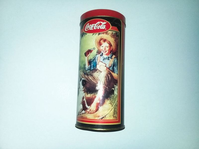 Lata de Coca Cola vintage con diseño de pesca - imagen 2