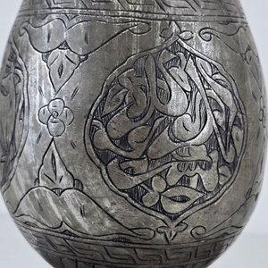 Jarra Antigua de Peltre con Bandeja Decorada - imagen 4