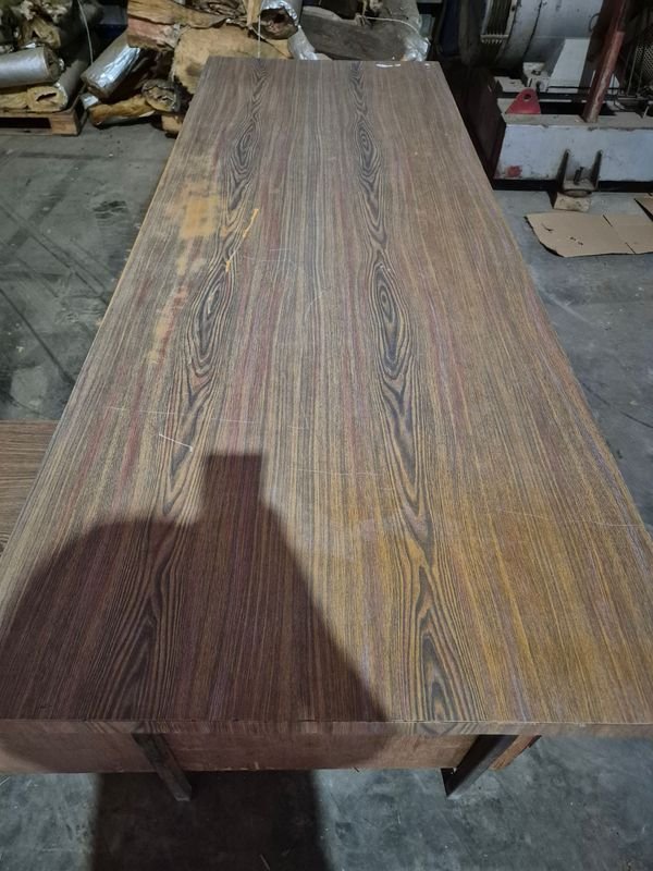 Escritorio de madera con estructura de metal en buen estado - imagen 3