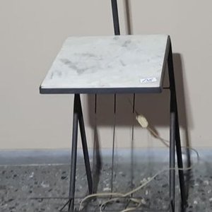 Lámpara de Pie con Revistero y Tapa de Mármol - imagen 2