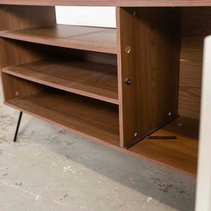 Rack de MDF con Puerta, Estantes y Patas de Hierro - imagen 3