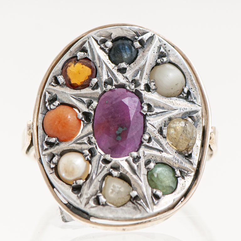 Lote siguiente: Anillo de oro con piedras naturales