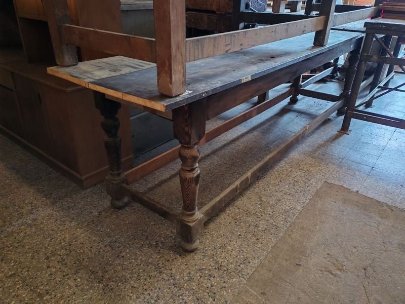 Mesa de trabajo antigua con patas torneadas en pinotea - imagen 13