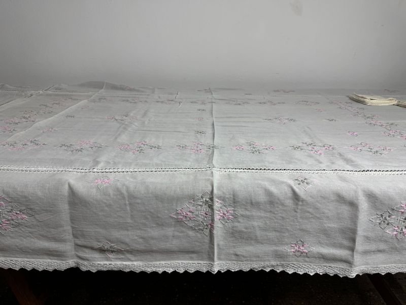 Mantel antiguo bordado con seis servilletas - imagen 2