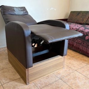 Poltrona Reclinable de Cuero Marrón con Base de Madera - imagen 2
