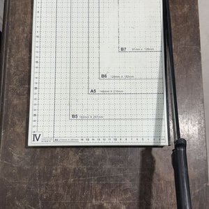 Guillotina de Papel con Mango Negro y Medidas - imagen 9