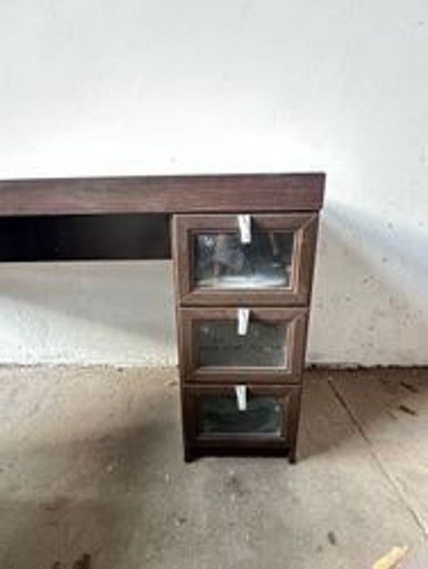 Lote anterior: Escritorio de madera con diseño simple y características únicas
