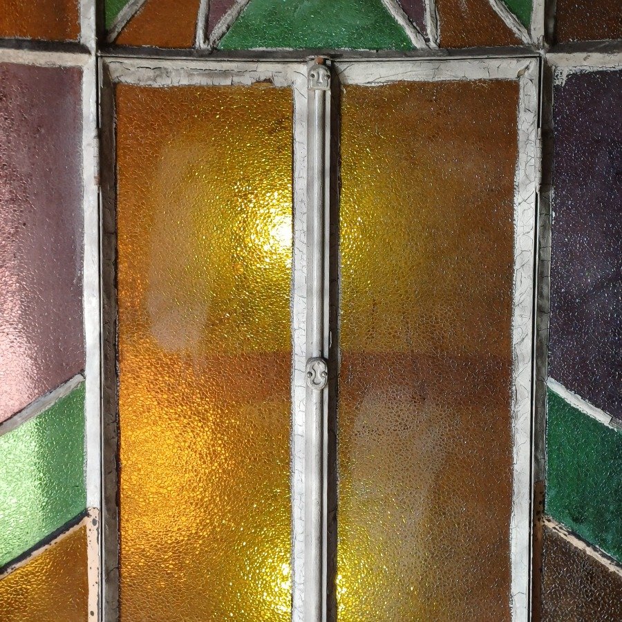 Ventana antigua curva con vidrio fantasía de colores - imagen 13