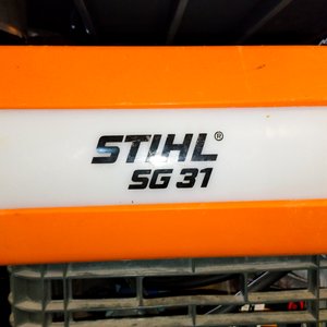 Sulfatadora Naranja Stihl SG 31 y Herramientas Varias en Cajón - imagen 3