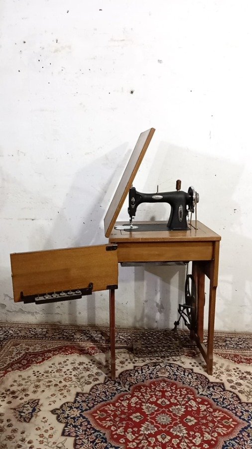 Maquina de coser a pedal base en madera - imagen 3