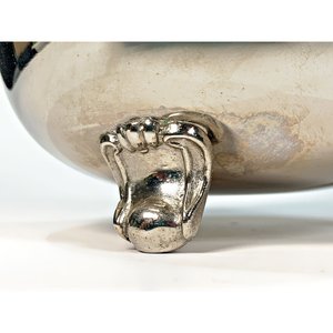 Jarra de Metal Plateado con Tres Patas y Asa Labrada - imagen 3