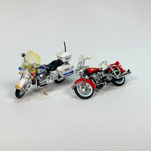 Lote anterior: Dos Maquetas Maisto Harley Davidson: FLH Duo Glide Roja 1962 y FLHR Road King Policial California