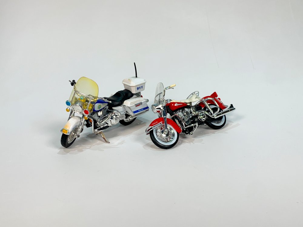 Dos Maquetas Maisto Harley Davidson: FLH Duo Glide Roja 1962 y FLHR Road King Policial California