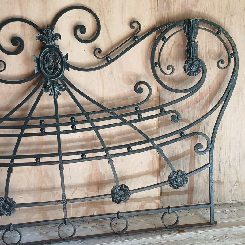 Reja Antigua en Hierro Forjado con Apliques Decorativos - imagen 4