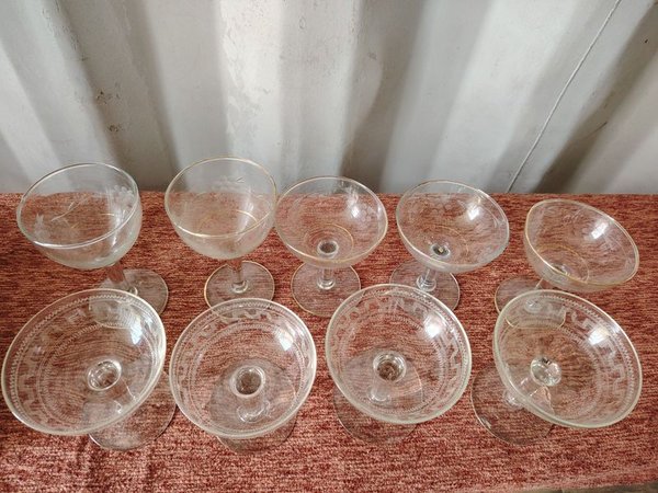 Lote de 8 Copas de Cristal con Grabados y Borde Dorado - imagen 1