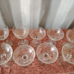 Lote de 8 Copas de Cristal con Grabados y Borde Dorado - imagen 1