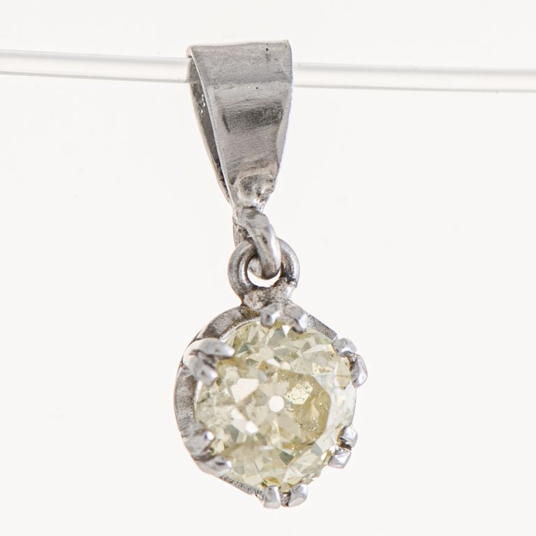 Lote siguiente: Colgante platino con brillante