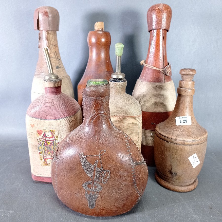 Lote de 7 Botellas Artesanales Forradas en Cuero y Madera