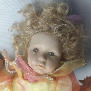 Muñeca Antigua de Porcelana con Vestido Multicolor - imagen 2