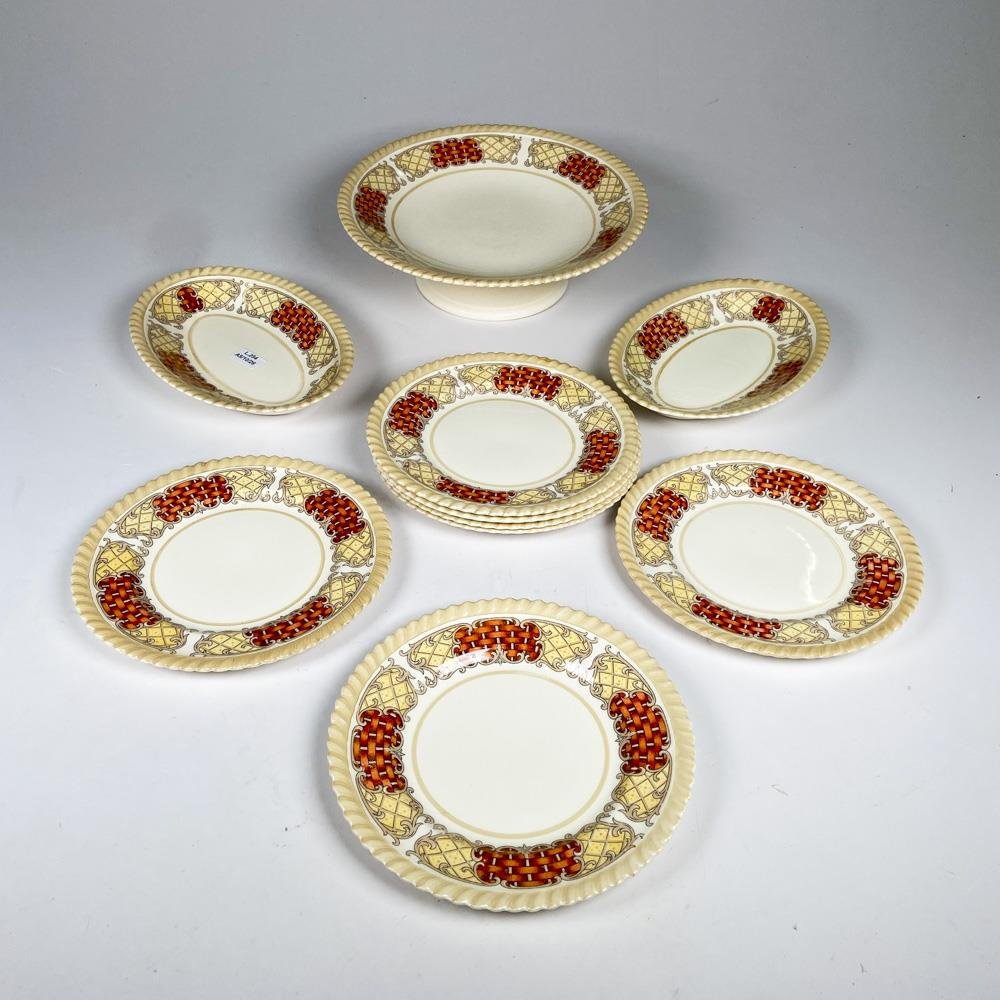 Diez piezas de loza inglesa, plato de masas, platillos y rabaneras